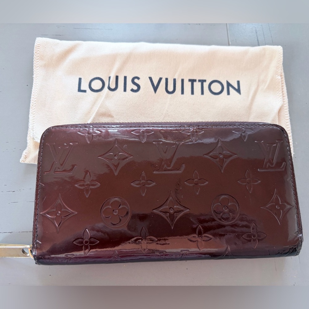 Louis Vuitton Monogram Vernis Patent Leather Zippy Wallet in Maroon